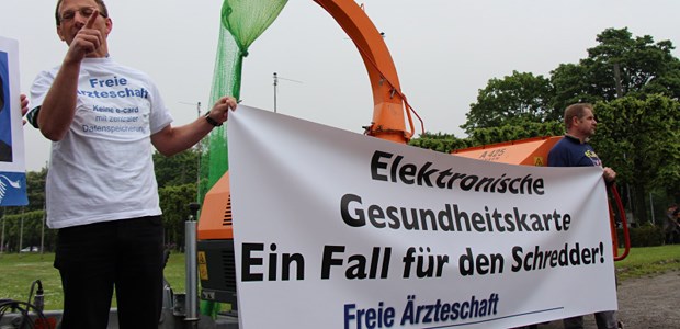 Ärzte sind keine Hilfspolizisten der Kassen Protest 2013 beim Deutschen Ärztetag: Die Freie Ärzteschaft contra eGK.