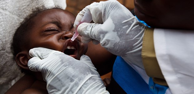 Neue Poliofälle in Kamerun Protest: Ein Kind in Zentralafrika wird gegen Polio geimpft.