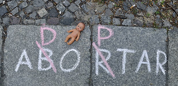 'Zurück ins Mittelalter' Protest auf Spanisch am Anfang des Jahres: Adoption statt Abtreibung.