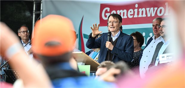 Ärztegenossenschaft, Ärztenetze und ver.di: Protest beim GMK-Treffen Protest bei der Gesundheitsministerkonferenz: Bundesgesundheitsminister Karl Lauterbach bei einer ver.di-Kundgebung anlässlich der GMK in Friedrichshafen im Juli 2023.