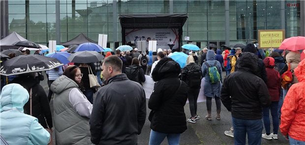 Protest der Ärzteverbände am Dienstag (7. Mai) an der Rheingoldhalle in Mainz vor und während der Eröffnung des 128. Deutschen Ärztetags.