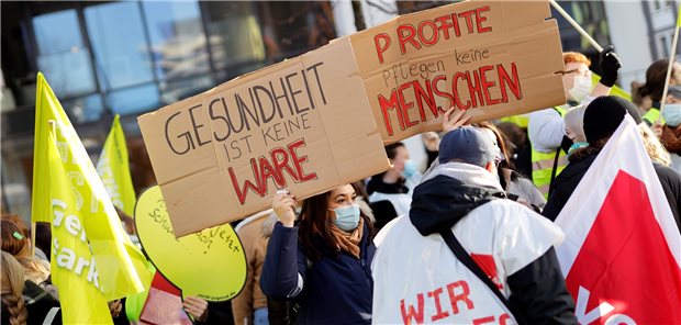 Bericht: Deutschland fehlen mindestens 35.000 Pflege-Fachkräfte Verdi kündigt im Tarifstreit Warnstreiks an mehreren Unikliniken in NRW an. In Köln legten die Beschäftigten der Uniklinik Köln die arbeit nieder und protestierten für höhere Löhne besonders im Pflegebereich. Köln, 09.11.2021