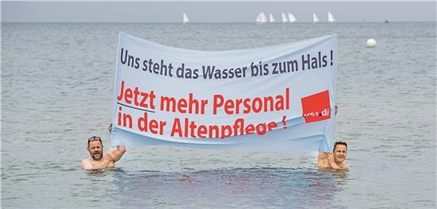 Vom Reformprojekt bleibt die Generalistik als Resterampe Protest für mehr Personal in der Altenpflege in Rostock im Juni 2016. Adressat waren die Landesgesundheitsminister, die vor Ort tagten.