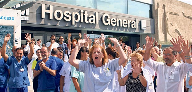 Dutzende Kliniken schließen ganze Abteilungen Protest gegen Budgetkürzungen im Krankenhaus "Laz Paz" in Madrid im Sommer 2013. Nun sorgt die zeitweise Schließung von Abteilungen für Proteste.