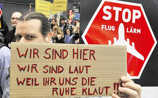Fluglärmgegner kämpfen für ihre Gesundheit Protest gegen Lärmbelastung durch die neue Landebahn Nordwest am Flughafen Frankfurt.