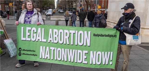 US-Gericht setzt Zulassung von Mifepriston für Abruptiones aus Protesters rally againist the Abortion Drug ban handed down by a Texas federal judge. They rallied under the Washington Square Arch after the conservative judge said the FDA approval of mifepristone used to terminate a pregnancy should be terminated. The federal gov't will appeal.
