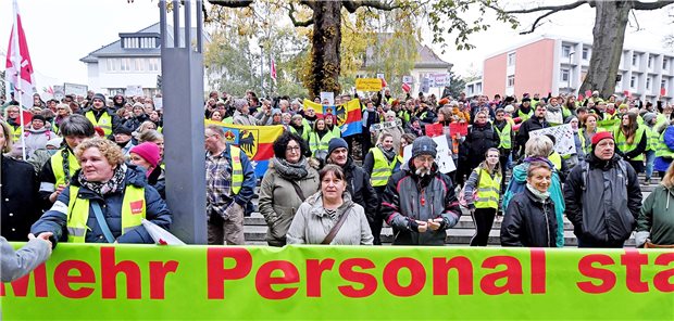 Abwicklung der Pflegekammer Schleswig-Holstein: Wer soll jetzt die Lücke füllen? Protest gegen die Pflegekammer vor dem Landtag in Kiel im November 2019: Die Kritiker haben sich schlussendlich durchgesetzt.