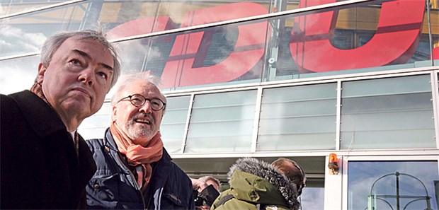 Anhörung zeigt, wie umstritten das Gesetz ist Protest gegen die Tarifeinheit: MB-Chef Rudolf Henke (r.) und der Vorsitzende des Beamtenbundes Klaus Dauderstädt im März vor der CDU-Parteizentrale in Berlin.
