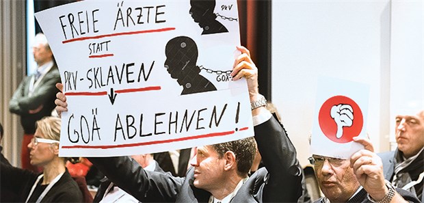 Protest gegen die neue GOÄ beim Sonderärztetag im Januar. Jetzt hat auch der BÄK-Vorstand die Notbremse gezogen.