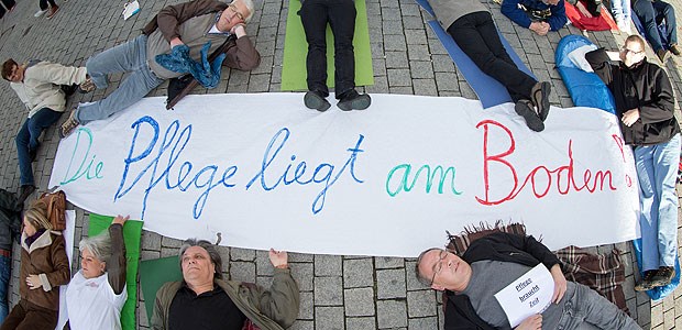 1500 Protestler in der Horizontalen Protest gegen die schwierigen Bedingungen in den Pflegeberufen: In mehreren Städten finden regelmäßig die Flashmobs statt (Archivbild von Oktober 2013 aus Osnabrück).