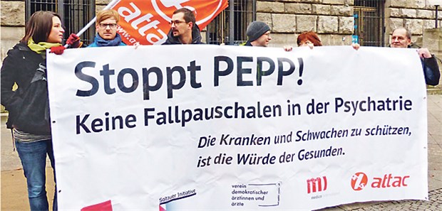 Akzeptanz sieht anders aus Protest im Mai 2011 vor der Klinik in Wiesloch: Die Skepsis ist geblieben.