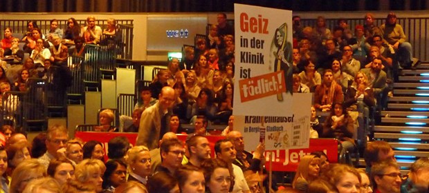Klinikärzte geben Warnschuss nach Berlin ab Protest in Düsseldorf: Rund 3500 Klinikmitarbeiter fürchten den "Jobkiller Gesundheitspolitik".