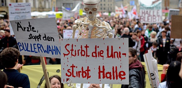 Auf dem Schachbrett der Finanzpolitik Protest in Halle: Ende April gingen über 7000 Menschen für das Uniklinikum auf die Straße.