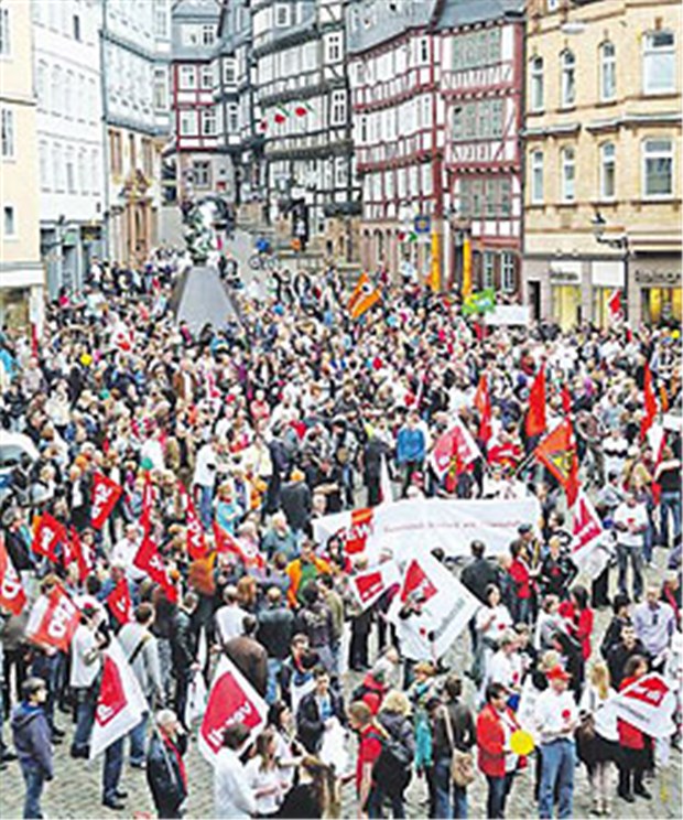 Demo in Marburg: "Ein Stellenabbau mit großer Dreistigkeit" Protest in Marburg: verdi-Vertreter, aber auch andere Gewerkschaften und Parteien demonstrierten Soldarität mit Klinik-Beschäftigten.