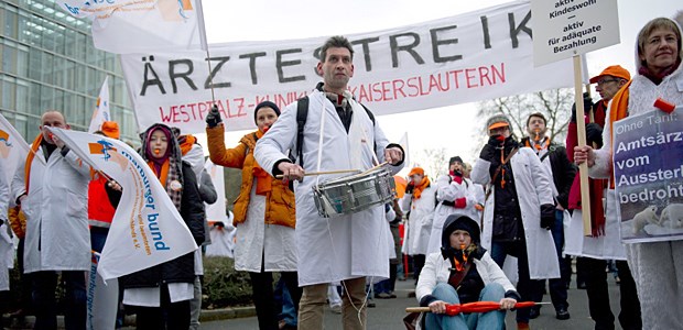 Auch der vierte Poker bleibt erfolglos Protest mit der Trommel in Düsseldorf.