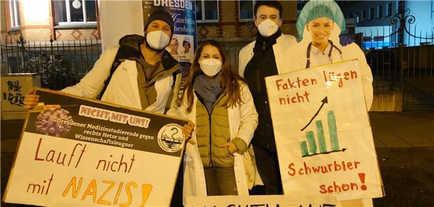 Keine Sanktionen gegen Medizinstudenten nach Mahnwache vor Dresdner Uniklinik Protest von Medizinstudierenden gegen Corona-Leugner vor dem Uniklinikum Dresden.