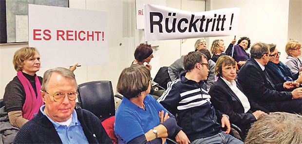 Abwahlverfahren gegen Berliner KV-Vorstand Protest von der Basis in der Vertreterversammlung der KV Berlin am Donnerstag. Freiwillig scheint der Vorstand aber nicht zum Rücktritt bereit zu sein.