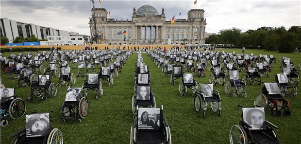 Protest vor dem Bundestag: Die Aktionsgruppe „NichtGenesen“ positionierte im Juli auf dem Gelände vor dem Reichstagsgebäude Rollstühle und machte darauf aufmerksam, dass es in Deutschland über drei Millionen Menschen gebe, dievon einem Post-COVID-Syndrom oder Post-Vac betroffen sind.