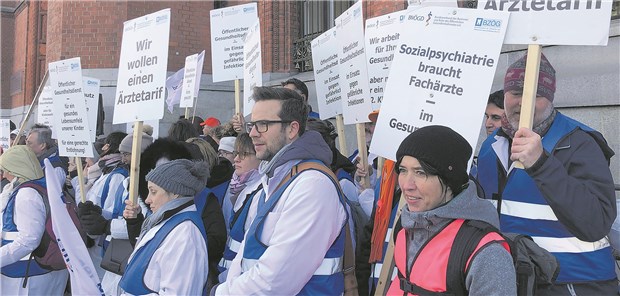 ÖGD-Ärzte geben keine Ruhe Protest vor dem Roten Rathaus: Ärzte aus dem ÖGD demonstrierten am Montag in Berlin für bessere Bezahlung.