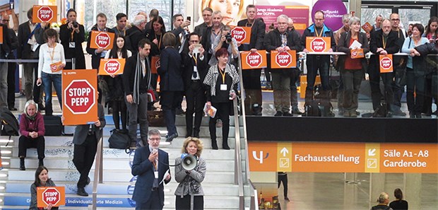 Aktionsbündnis fordert zwei Jahre Aufschub Protestaktion auf dem DGPPN-Kongress gegen PEPP.