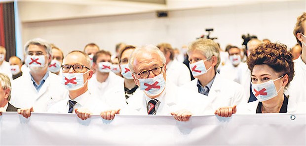 'Frau Merkel, stoppen Sie dieses Gesetz!' Protestaktion gegen das geplante Tarifeinheitsgesetz: MB-Chef Rudolf Henke (3.v.r.) und Delegierte in Berlin.
