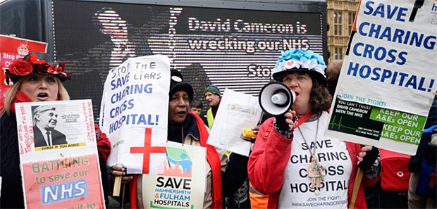 Warten für Fortgeschrittene Proteste gegen Einsparungen beim NHS im März in London: Viele Patienten müssen immer länger auf einen Termin beim Hausarzt warten.