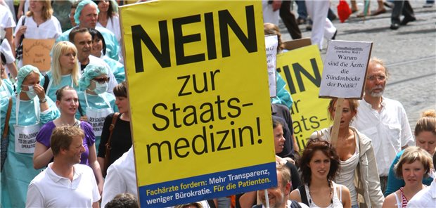 Proteste wiederholen sich: Auch heute wird wieder vor einer „Staatsmedizin“ gewarnt, wie schon im Frühjahr 2009, als in Würzburg Pflegekräfte und Ärzte gegen die Gesundheitspolitik, damals noch unter Ulla Schmidt, protestiert wurde.
