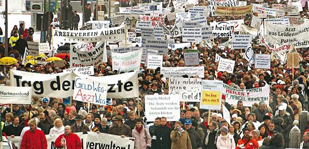 Das Jahr, in dem dieÄrzte auf die Straße gehen Protestumzug zum Bundesgesundheitsministerium: Niedergelassene Ärzte aus ganz Deutschland sind am 18. Januar 2006 in Berlin auf der Straße.