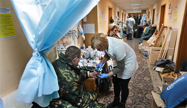 'Wir wurden Meister im Improvisieren' Provisorische Krankenstation im Haus der Gewerkschaft am Maidan-Platz in Kiew Ende Januar.