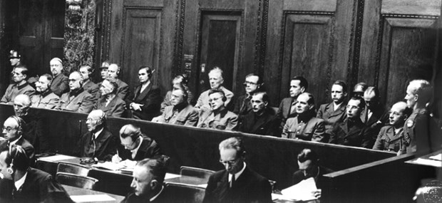 Ärzte unterm Hakenkreuz Prozess gegen Nazi-Ärzte 1946 in Nürnberg: Der Forschungsbericht "Medizin und Nationalsozialismus" bringt etwas mehr Licht ins Dunkel um die Verstrickungen.