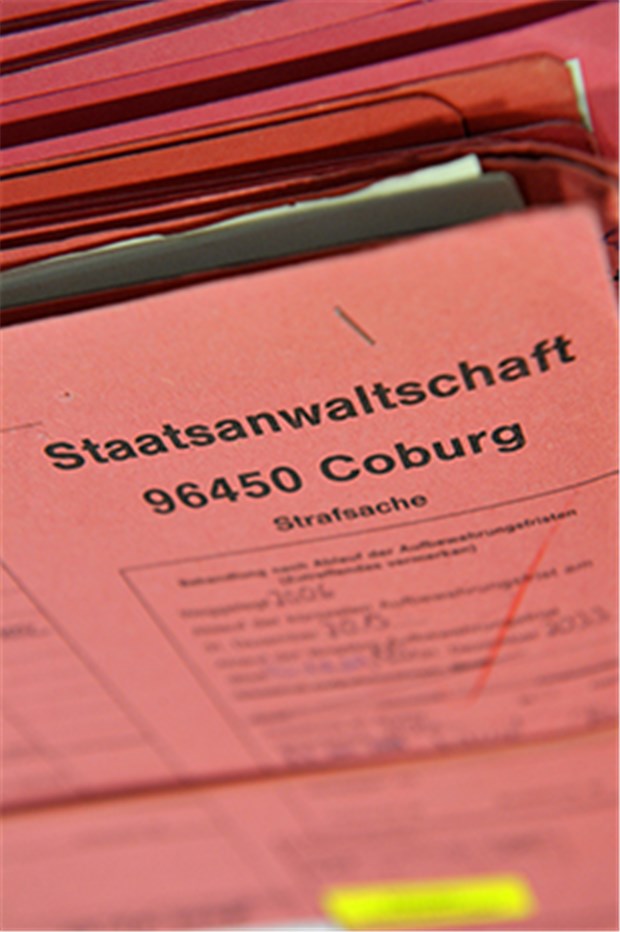 Oberarzt drohen wegen versuchten Mordes zwölf Jahre Haft Prozessakten der Staatsanwaltschaft Coburg: Sie fordert für einen wegen versuchten Mordes angeklagten Oberarzt zwölf Jahr Haft.