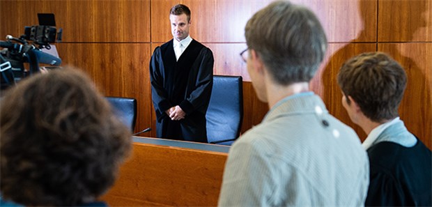 Erneut zwei Ärztinnen vor Gericht – Gesetzentwurf in Arbeit Prozessauftakt im Amtsgericht Kassel: Zwei Gynäkologinnen stehen vor Gericht. Ihnen wird unzulässige "Werbung" für Schwangerschaftsabbrüche vorgeworfen.