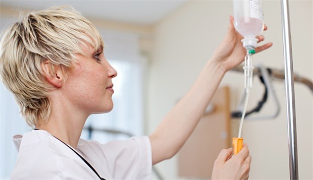 Koalition schiebt Biosimilar-Verordnung an Prüfender Blick der Krankenschwester. Biosimilars werden oft als Infusion verabreicht.
