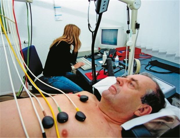 Verbesserte orale Antikoagulation in Sicht Prüfung auf bestehendes Vorhofflimmern. Das Elektrokardiogramm gibt Hinweise.
