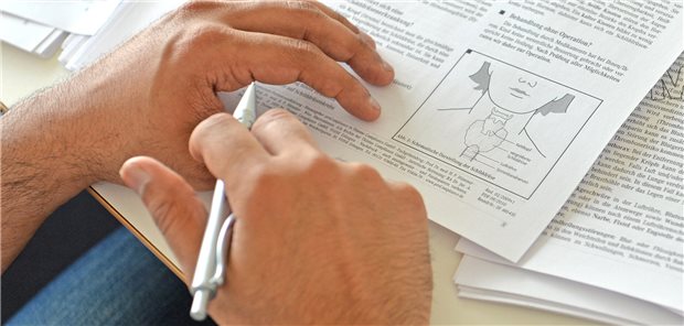 Opposition in Hessen: Anerkennung ausländischer Berufsabschlüsse dauert zu lang Mann lernt mit einem Lehrbuch.