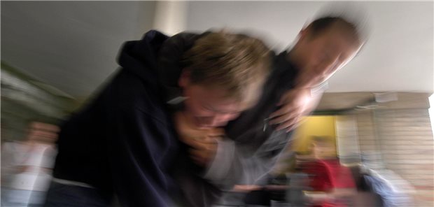 Manchmal werden Lehrer auch von Eltern angegriffen Prügelszene in der Schule (gestellt). Offenbar werden auch Lehrer häufiger zu Opfern.