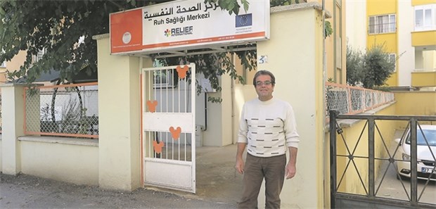 Verzicht auf Asyl, um Anderen zu helfen Psychiater Jalal Nofal steht in Gaziantep vor dem Gesundheitszentrum. Er hatte politisches Asyl in Deutschland, kehrte jedoch in die Türkei zurück.