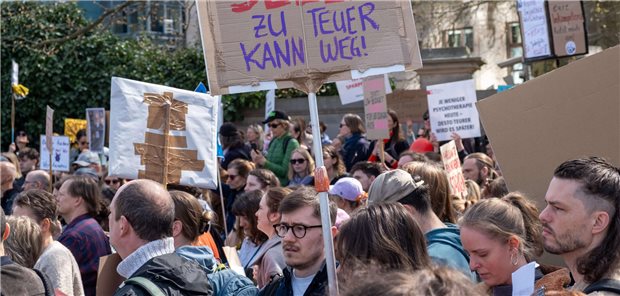 Psychologen und Psychotherapeuten protestieren Mitte April in Berlin gegen die zum 1. April erfolgte Kürzung ihrer Honorare.