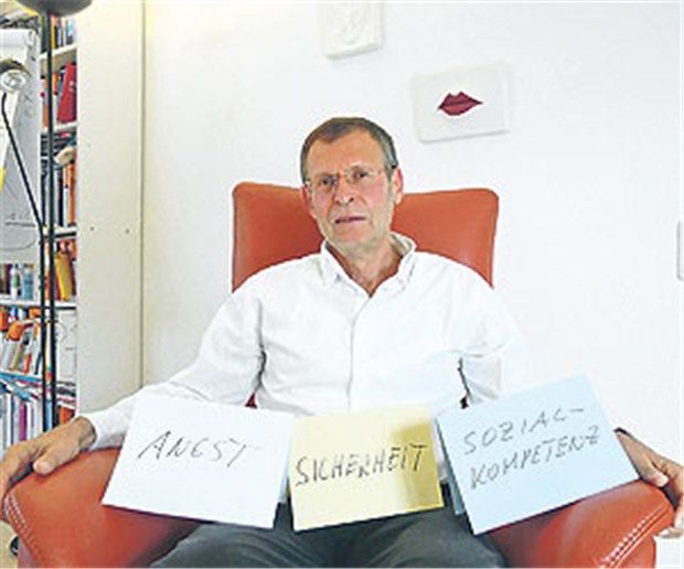 E-Mail unterstützt Psychotherapie Psychotherapeut Dr. Herbert Mück kommuniziert mit seinen Patienten zusätzlich zu jeder Sitzung auch per E-Mail. Er ist überzeugt, dass dies zum Therapieerfolg beiträgt.