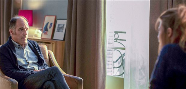 Ein Land auf der Couch: Serie „In Therapie“ schlägt ein Psychotherapeut Philippe Dayan (Frederic Pierrot) versucht, der Klientin Ariane (Melanie Thierry) durch eine Therapie zu helfen, in einer Szene der Arte-Serie „In Therapie“.