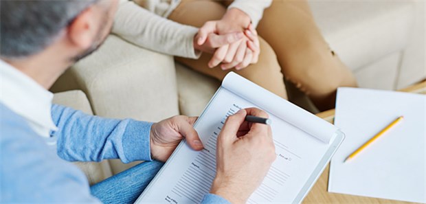 Gleiche Bezahlung wie Assistenzärzte! Psychotherapeut bei der Arbeit. Die Ausbildung der Psychotherapeuten steht vor einer tiefgreifenden gesetzlichen Reform.