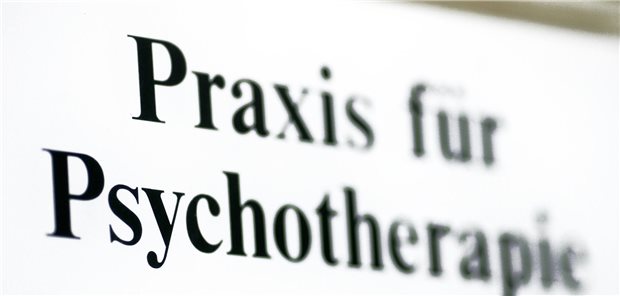 Ein Schild einer Praxis für Psychotherapie. 