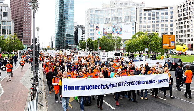 Psychotherapeuten sehen sich um Millionen gebracht Psychotherapeuten protestieren in Berlin.
