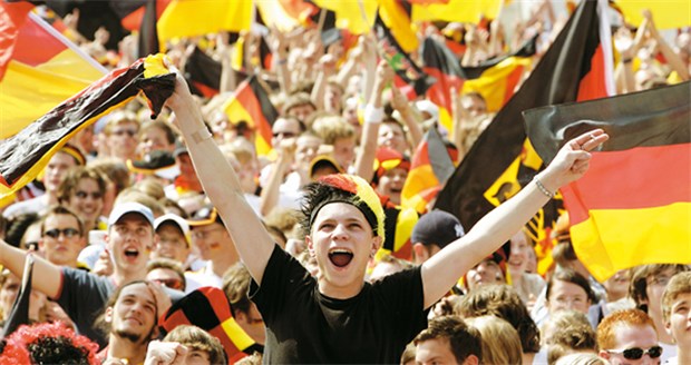 WM-Fieber im Team ist Sache des Praxischefs Public Viewing wird auch dieses Jahr wieder viele Fußballfans anziehen.