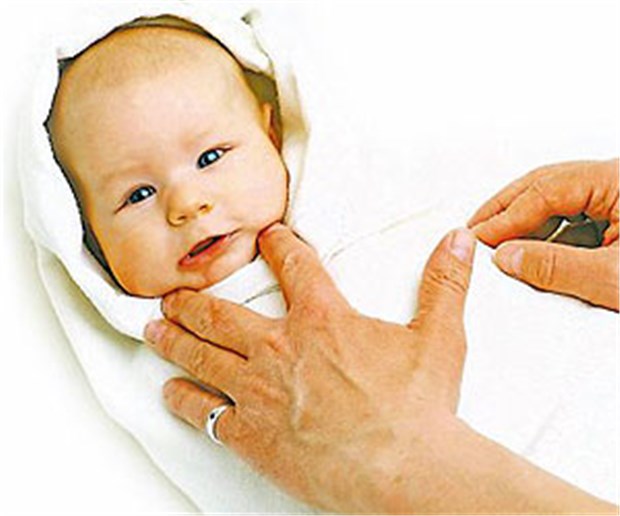 Babys nicht zu stramm einwickeln Pucken beruhigt nicht, sondern frustriert das Kind zutiefst.