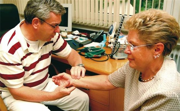 Hoher Ruhepuls weist auf hohes Infarktrisiko hin Pulsmessung bei einer älteren Frau. Die Herzfrequenz gibt nach der Menopause wichtige prognostische Informationen.