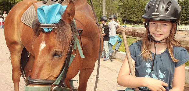 Putzen und Striegeln bis das Fell glänzt: Junge Krebspatienten können auf dem Reiterhof wieder Kind sein.