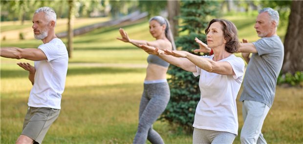 Menschen im Park machen Qigong-Übungen