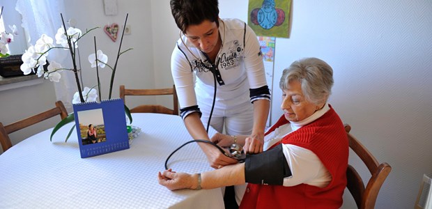 Eine Chance für die Versorgung Qualifizierte Hausbesuche sind nur eine von vielen Aufgaben, bei denen die weitergebildeten Praxisassistentinnen Hausärzte entlasten.