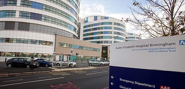 Chirurg signiert Patientenleber Queen-Elizabeth-Hospital in Birmingham: Gibt es hier Signaturen auf die Leber?